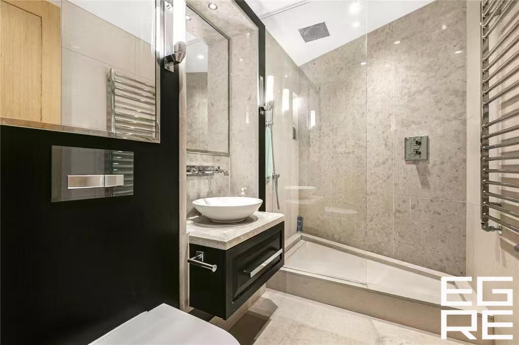 Apartment in Westminster - More