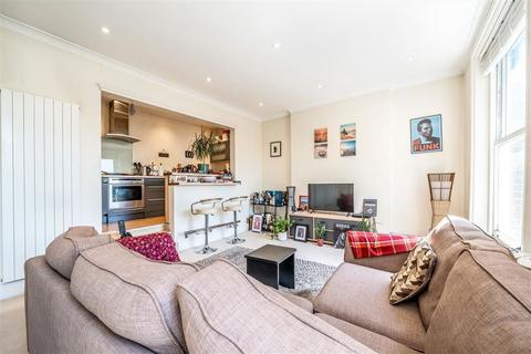 2 bedroom flat to rent, Hampton Road, Teddington TW11