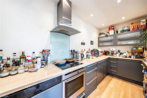 2 bedroom flat to rent, Hampton Road, Teddington TW11