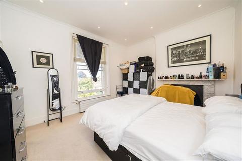 2 bedroom flat to rent, Hampton Road, Teddington TW11