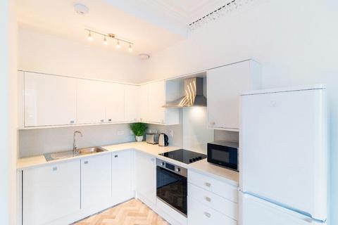 1 bedroom in a flat share to rent, Room 3 10 Whitehall Street