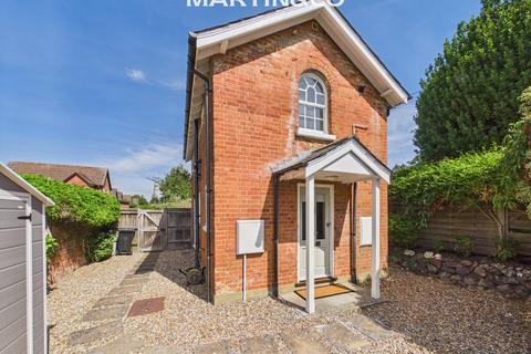 1 bedroom detached house to rent, Just off Station Road, Wokingham
