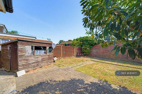 2 bedroom semi-detached house to rent, Westacott, Hayes, UB4
