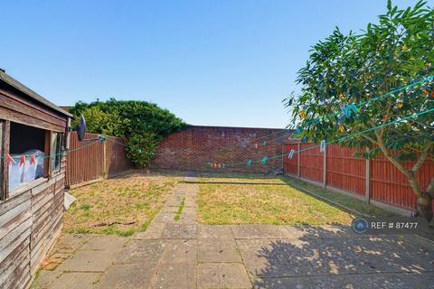 2 bedroom semi-detached house to rent, Westacott, Hayes, UB4