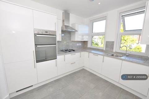 3 bedroom flat to rent, High Road, London, N2