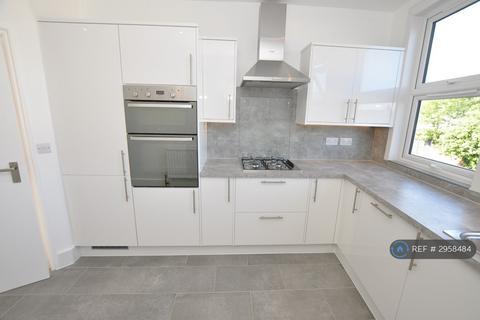 3 bedroom flat to rent, High Road, London, N2