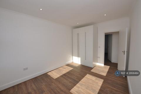 3 bedroom flat to rent, High Road, London, N2