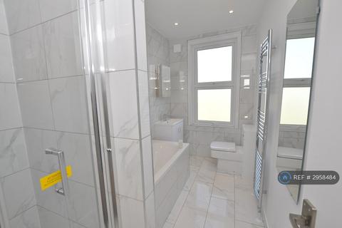 3 bedroom flat to rent, High Road, London, N2
