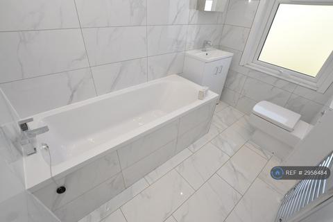 3 bedroom flat to rent, High Road, London, N2