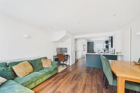 2 bedroom end of terrace house for sale, Walton Street, Tadworth