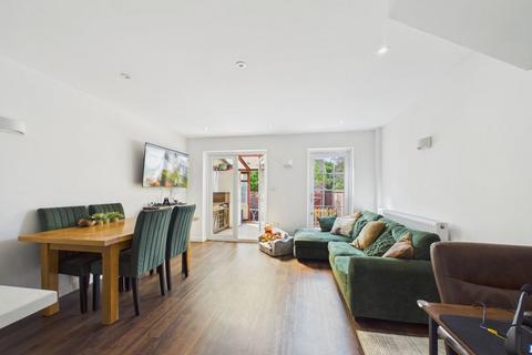 2 bedroom end of terrace house for sale, Walton Street, Tadworth