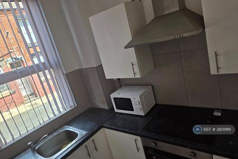 2 bedroom terraced house to rent, Upper Woodview Place, Leeds, LS11