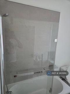 2 bedroom terraced house to rent, Upper Woodview Place, Leeds, LS11