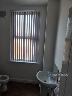 2 bedroom terraced house to rent, Upper Woodview Place, Leeds, LS11