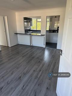 2 bedroom flat to rent, Romford Road, Chigwell, IG7