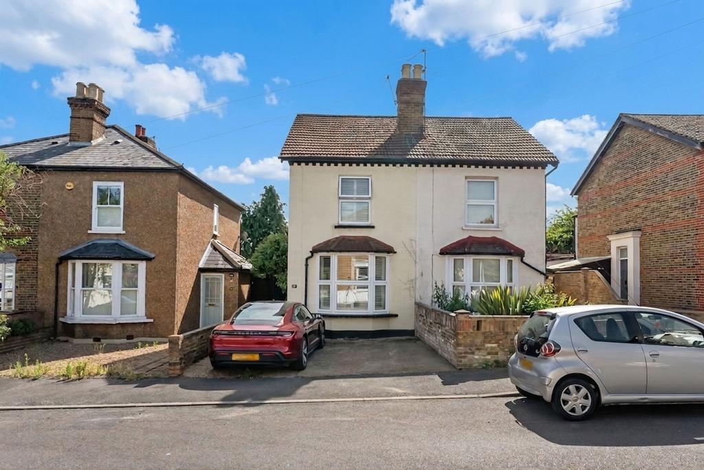 Detached house exterior, driveway