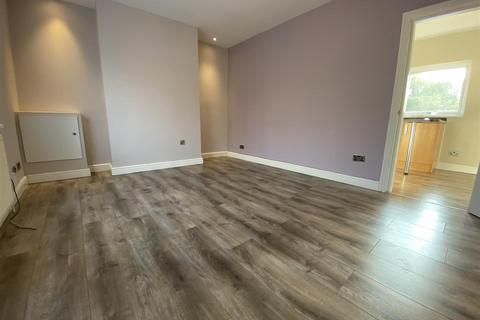3 bedroom semi-detached house to rent, Summerville Road, Salford