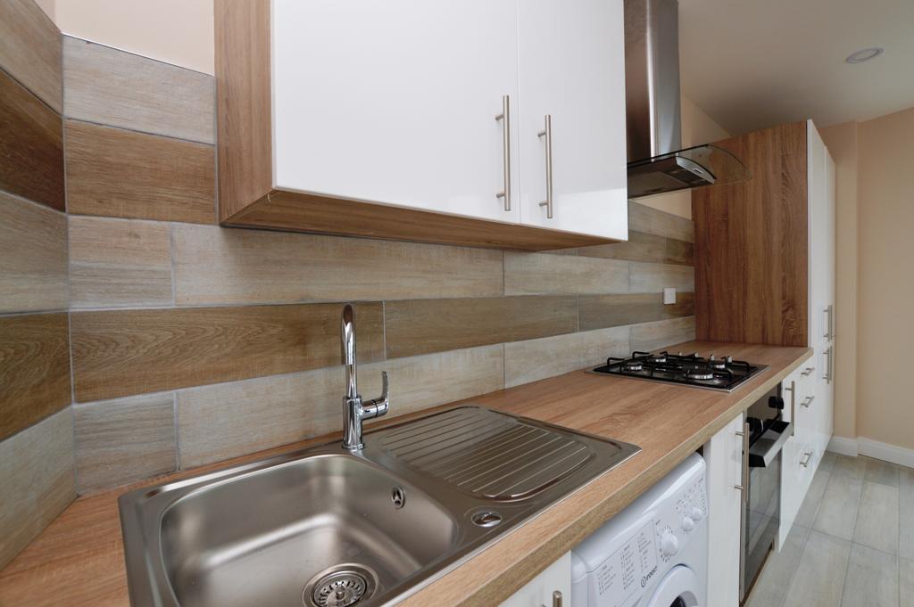 Apartment in Croydon, Broad Green - More