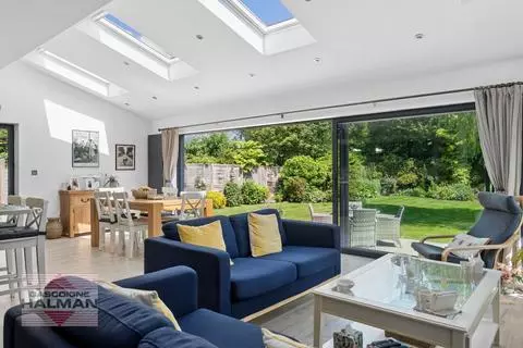 5 bedroom detached house for sale - View 2