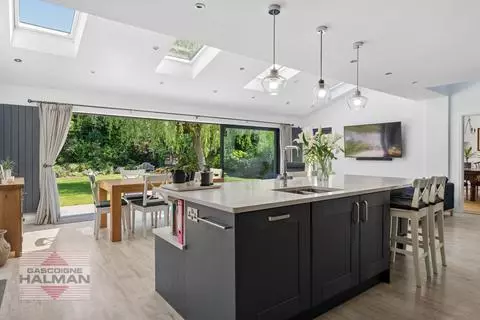 5 bedroom detached house for sale - View 3