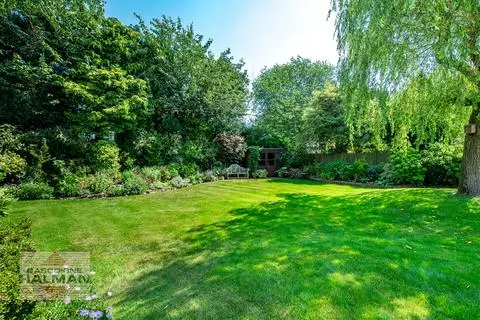 5 bedroom detached house for sale - View 4