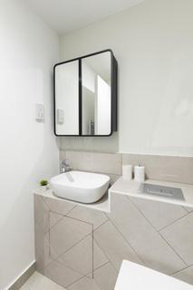 Studio to rent, Commercial Road