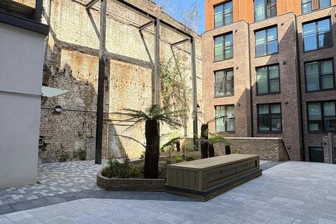 Studio to rent, Commercial Road
