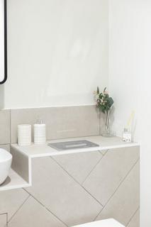Studio to rent, Commercial Road
