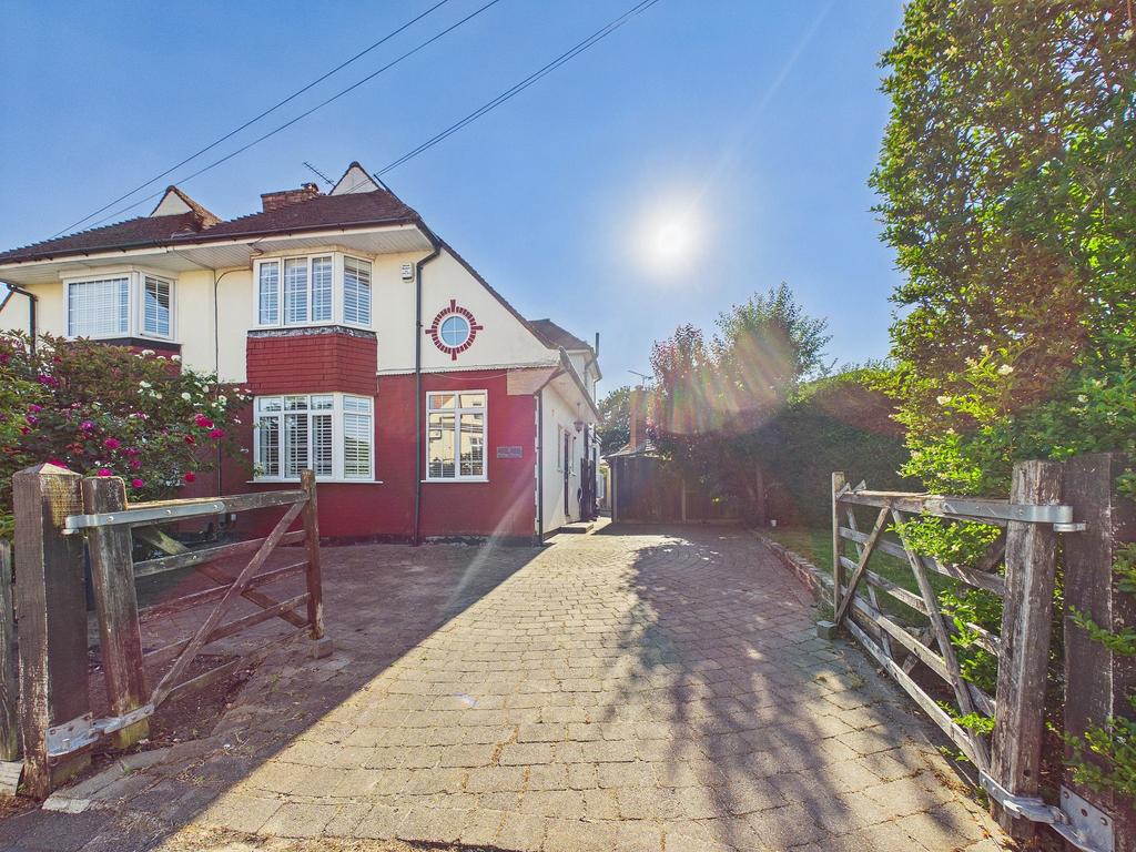 Detached house exterior, driveway