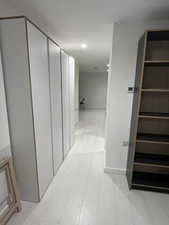 Studio to rent, Commercial Road