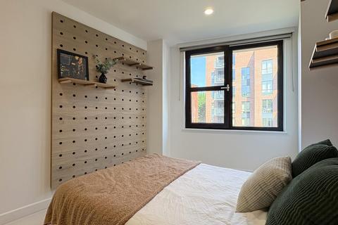 Studio to rent, Commercial Road