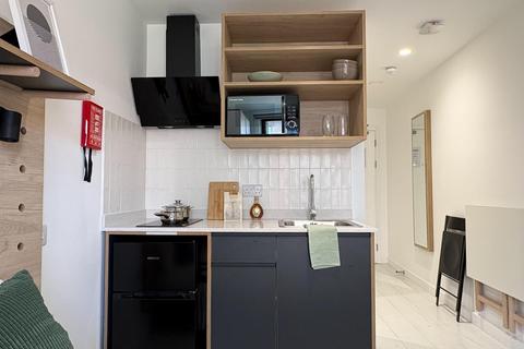 Studio to rent, Commercial Road