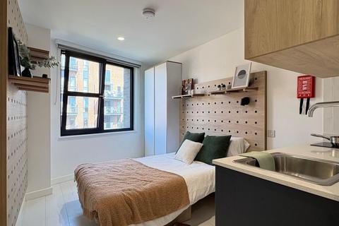 Studio to rent, Commercial Road