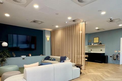 Studio to rent, Commercial Road