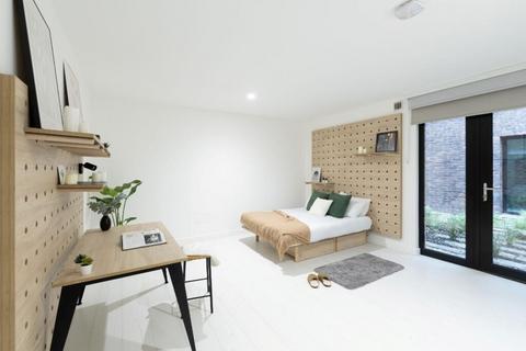 Studio to rent, Commercial Road
