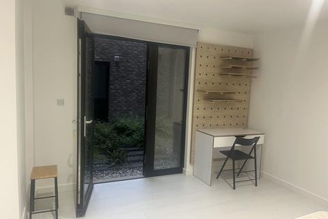 Studio to rent, Commercial Road