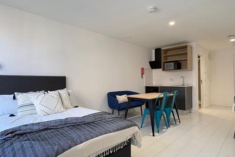 Studio to rent, Commercial Road