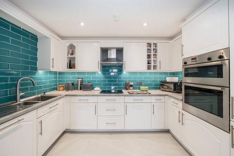 2 bedroom flat for sale, Oatlands Drive, Weybridge KT13