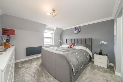 2 bedroom flat for sale, Oatlands Drive, Weybridge KT13