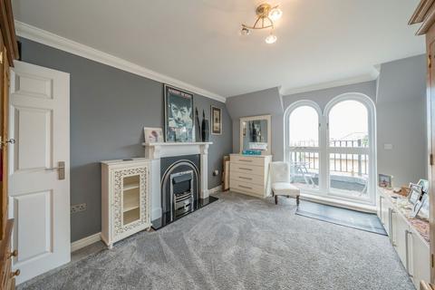 2 bedroom flat for sale, Oatlands Drive, Weybridge KT13