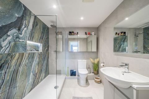 2 bedroom flat for sale, Oatlands Drive, Weybridge KT13