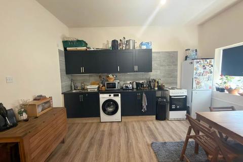2 bedroom flat to rent, Grove Court, Victoria Park, London