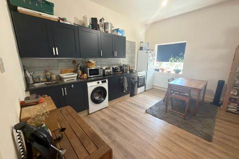 2 bedroom flat to rent, Grove Court, Victoria Park, London