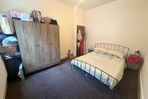 2 bedroom flat to rent, Grove Court, Victoria Park, London