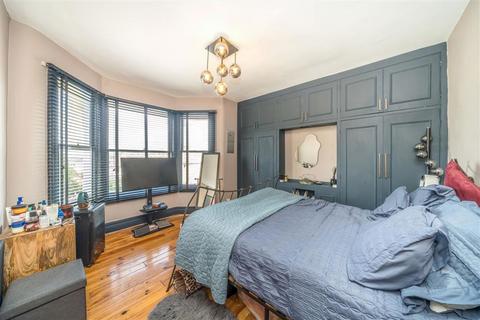 4 bedroom end of terrace house for sale, Abbotshall Road, London SE6