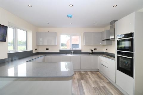 4 bedroom detached house to rent, Coventry Road, Kenilworth
