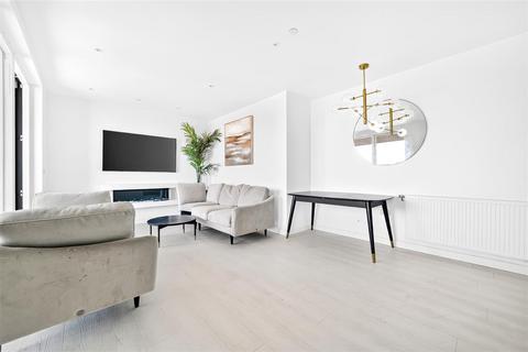 2 bedroom flat to rent, Fielders Crescent, Barking