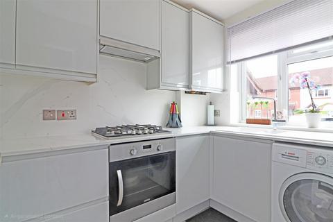 2 bedroom end of terrace house for sale, Wordsworth Mead, Redhill