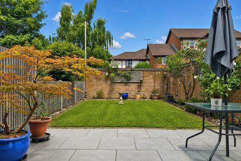 2 bedroom end of terrace house for sale, Wordsworth Mead, Redhill
