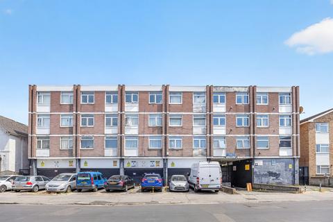 1 bedroom flat for sale, Bensham Manor Road, Thornton Heath